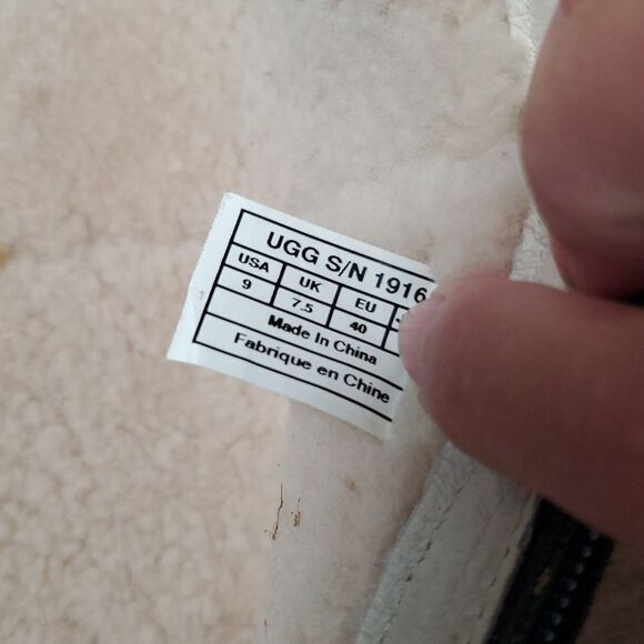 UGG Greenfield Black ZIP/ metal Ugg logo EUC SZ 9, PRISTINE - Picture 8 of 10